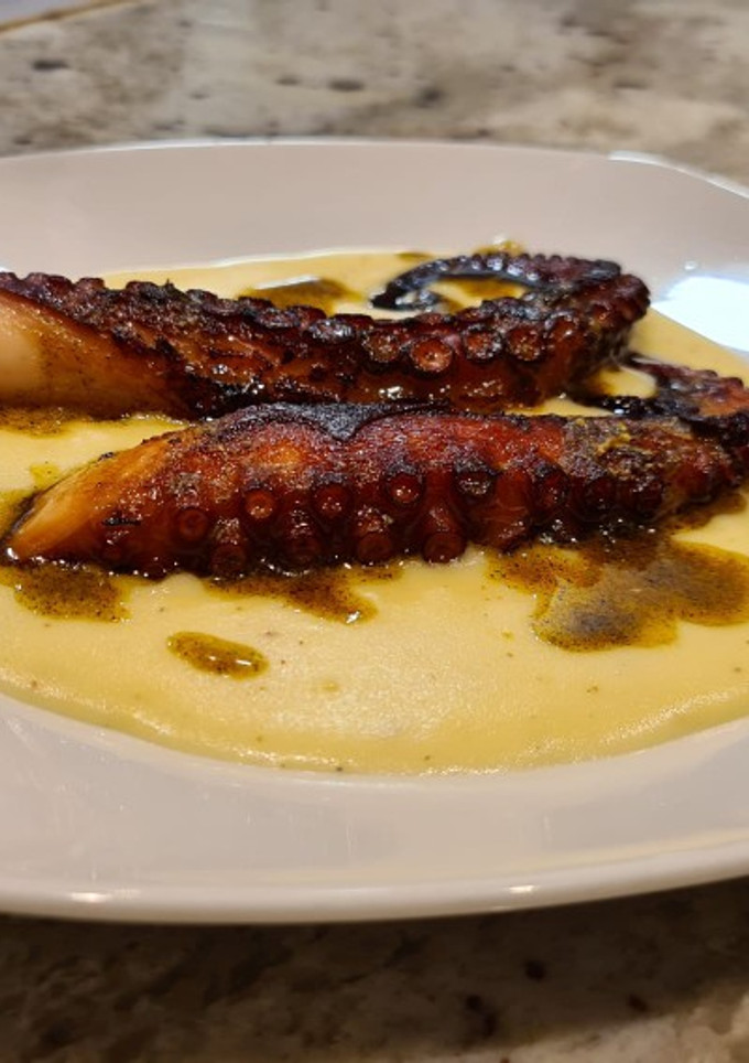 Una foto de Pulpo frito con crema de patatas y salsa de adobo