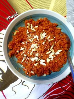 गाजर का हलवा(gajar ka halwa recipe in hindi) रेसिपी मुख्य फोटो
