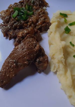 Una foto de Hígado de Ternera a la Lyonesa con Puré de Papas
