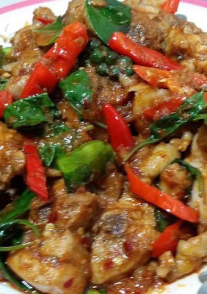 รูปของ สะโพกไก่ผัดพริกแกงใบโหระพา
