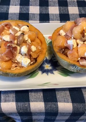 Une photo de Salade de melon au jambon cru,feta grecque et petits oignons marinés