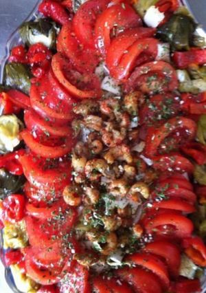 Une photo de Salade de tomates poivrons poireaux endives et gambas