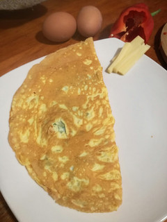 Una foto de Omelette de cebollín y pimiento