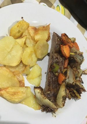 Una foto de Vacío al horno con papas