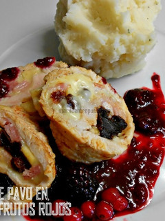 Una foto de Rollitos de pavo en salsa de frutos rojos