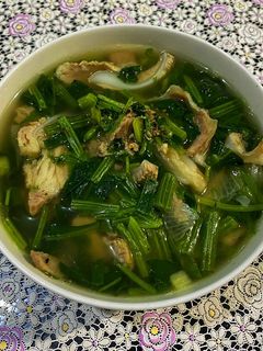 Hình của món SP.0820 - Canh Cải Bó Xôi Sụn Lưỡi Heo.