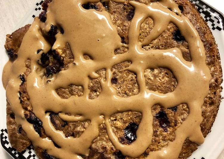 Panqueca de aveia com blueberry e calda de pasta de amendoim