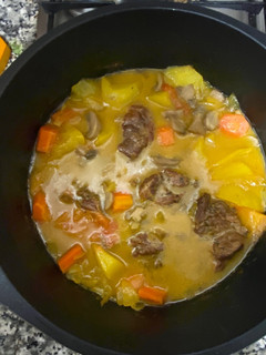 Una foto de Carrilleras de Cerdo marinado estofadas con patatas y champiñones