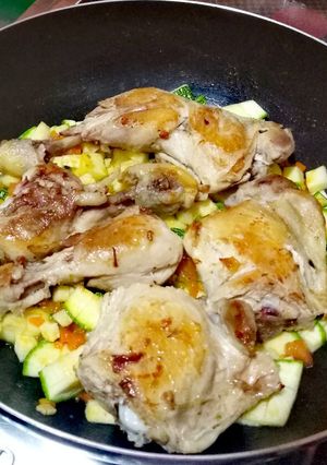 Una foto de Pollito frito en salsa de verduras