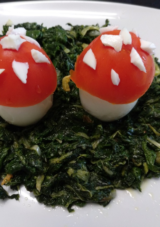 Una foto de Huevos con acelgas rehogadas