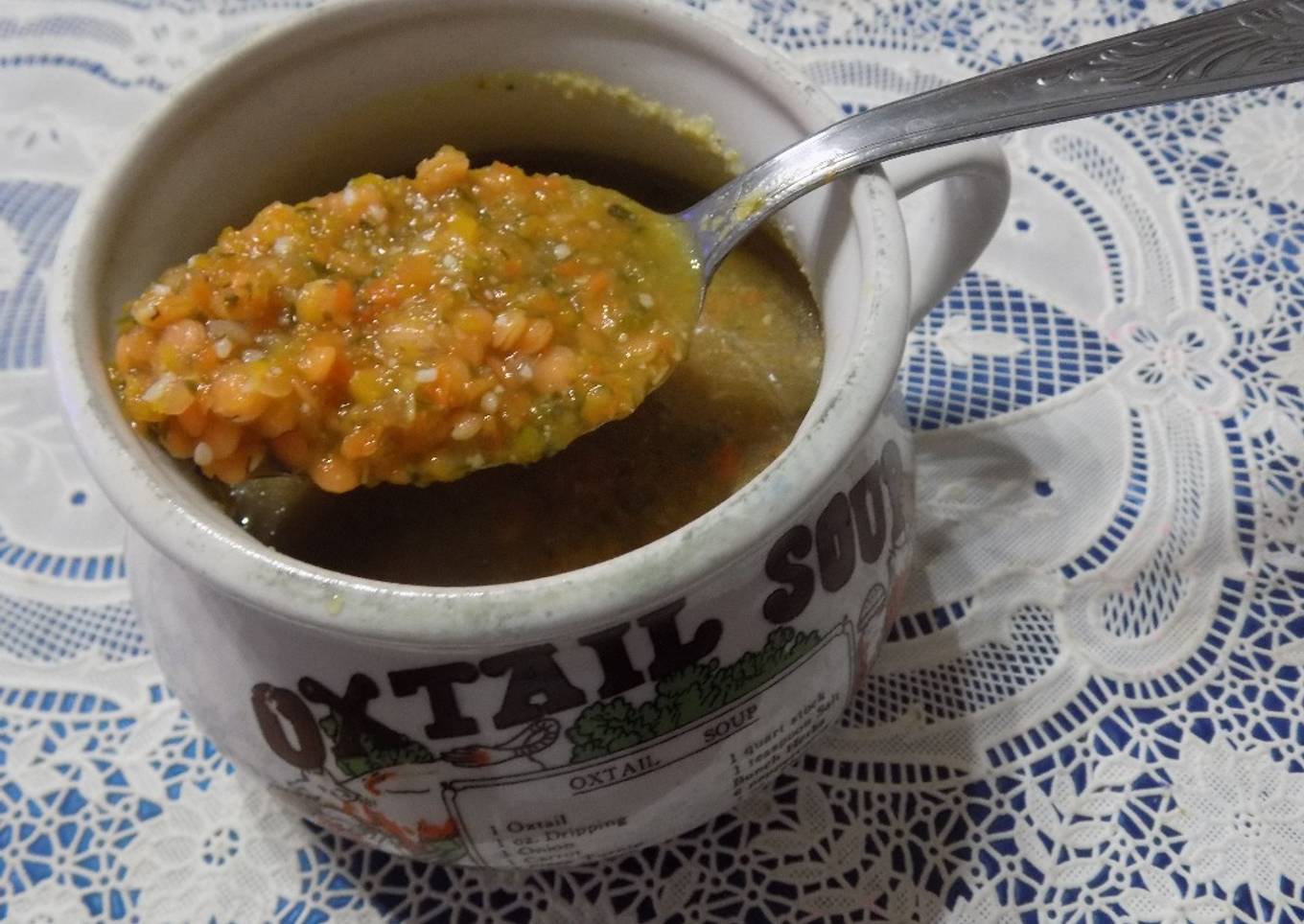 Sopa de verduras con lentejas rojas turcas