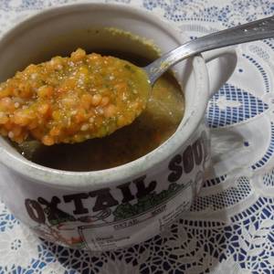 Sopa de verduras con lentejas rojas turcas