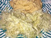 Una foto de ensalada con hummus