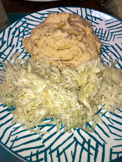 Una foto de Hummus de garbanzos con ensalada de repollo
