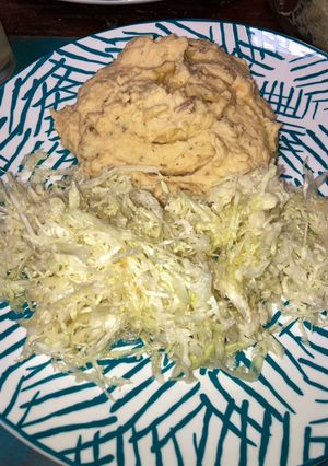 Una foto de Hummus de garbanzos con ensalada de repollo