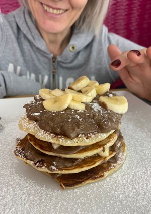Φωτογραφία της συνταγής Pancakes με κομμάτια μπανάνας, σοκολάτα και άχνη ζάχαρη !!!