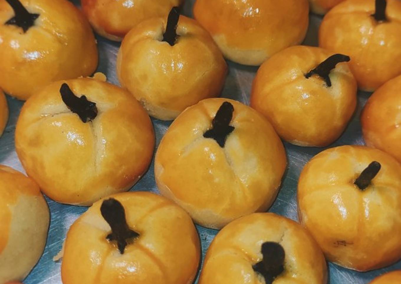 Kue kering bentuk labu