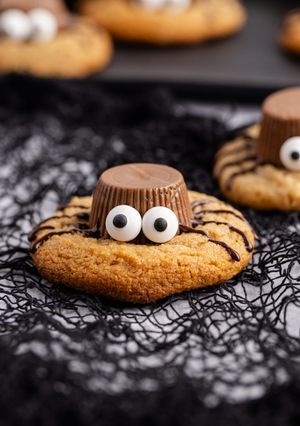 A picture of Spider Cookies.