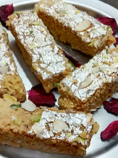 मिल्क केक(milk cake recipe in hindi) रेसिपी मुख्य फोटो