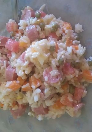 Una foto de Ensalada deliciosa y fácil con arroz 🌾!!
