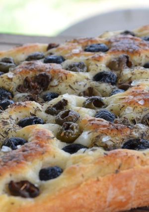 Una foto de Focaccia de aceitunas verdes y negras