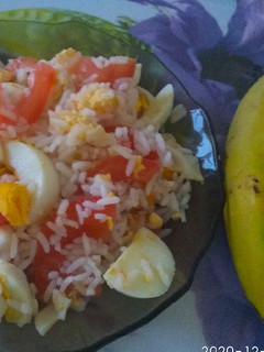 Una foto de Arroz con huevo y tomate
