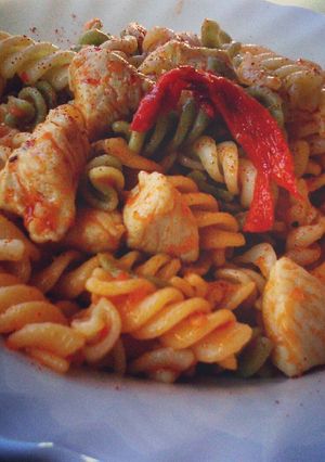 Una foto de Pasta tricolor con pollo
