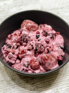 Una foto de Frutas del bosque con yogur y queso mascarpone