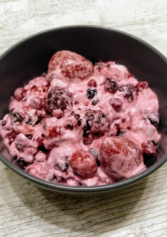 Una foto de Frutas del bosque con yogur y queso mascarpone