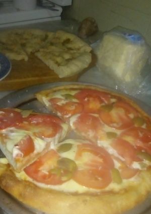 Una foto de Pizza integral muzzarella apto vegan iClau style