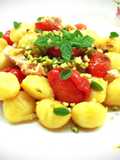 Gnocchetti di patate con pesce spada e datterini confit