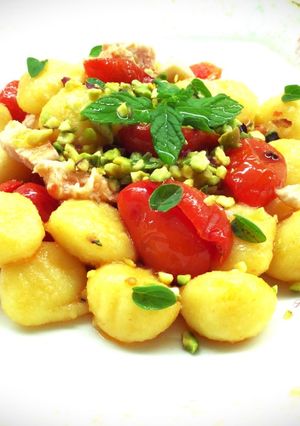 Foto di Gnocchetti di patate con pesce spada e datterini confit