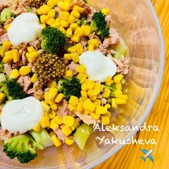 A picture of Broccoli Salad with Tuna, Arugula and lentils.