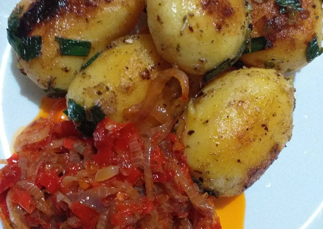 Pan grilled potatoes with onions sauce