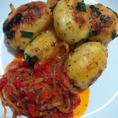 A picture of Pan grilled potatoes with onions sauce.