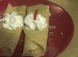 Una foto de Deliciosas Crepas Dulces con Fresas