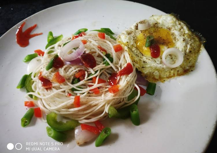 Boiled noodles with egg poach