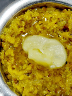 આખા મગની ખીચડી (Akha Moong Khichdi Recipe In Gujarati) રેસીપી મુખ્ય ફોટો