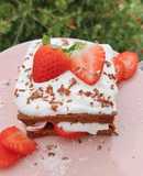 Mugcake com cobertura de côco e morangos 🥥🍓