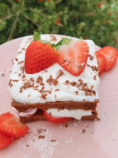Foto de Mugcake com cobertura de côco e morangos 🥥🍓