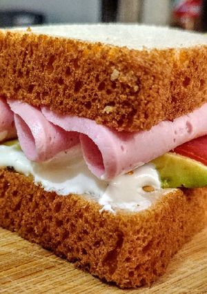 Una foto de SANDWICHS Con🥑Aguacate, Mortadela y Chorizo Español...!😋