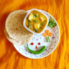 A picture of Paneer veg kurma.