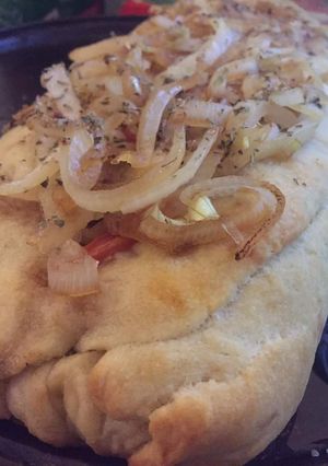Una foto de Calzone con cebolla caramelizada