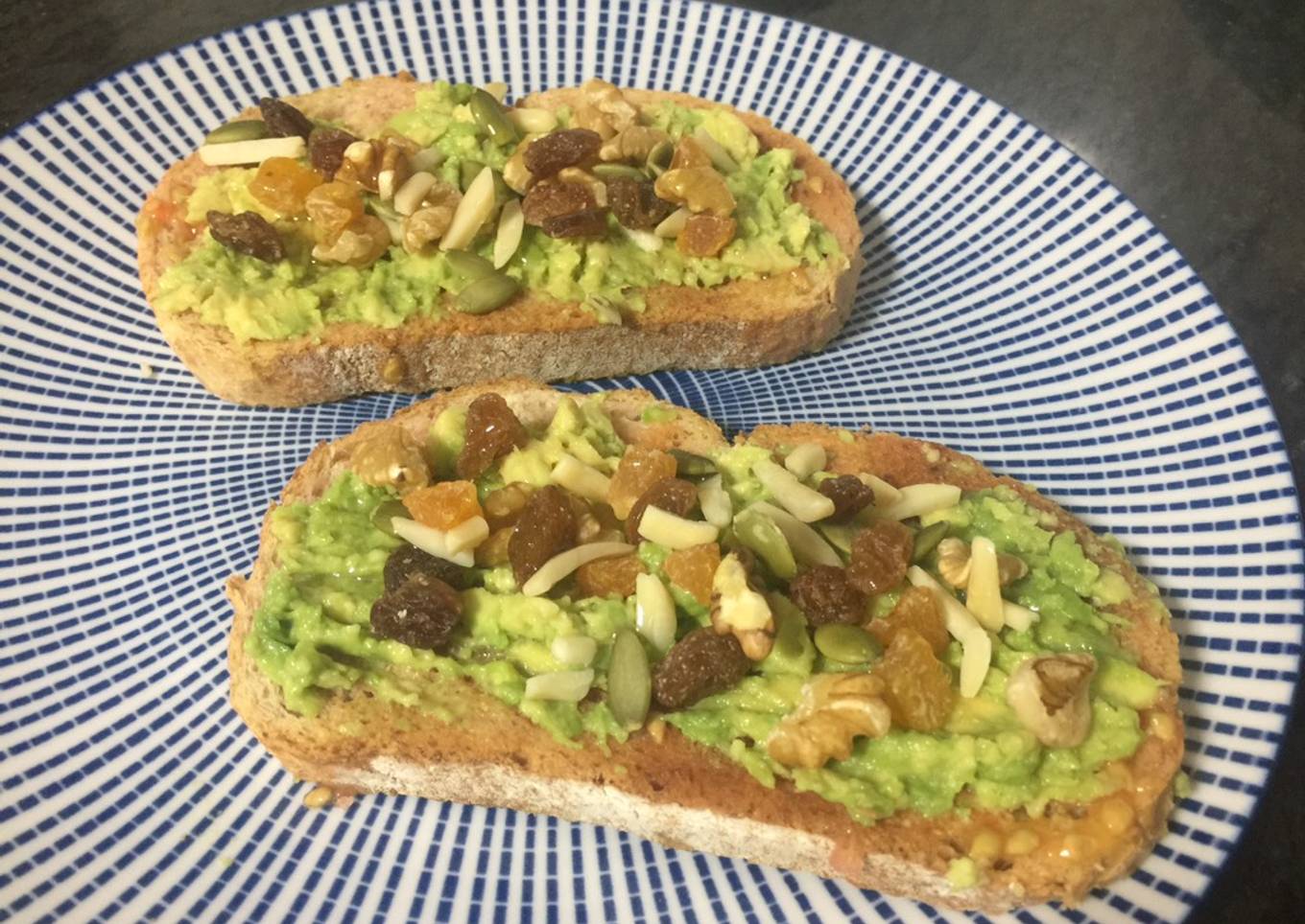 Tostada de tomate y aguacate