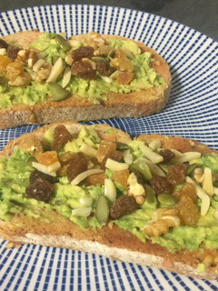 Una foto de Tostada de tomate y aguacate