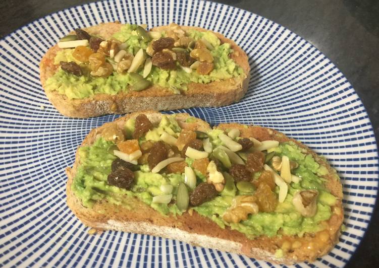 Tostada de tomate y aguacate