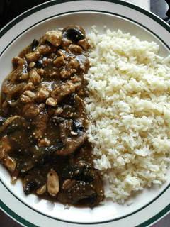 Una foto de Puerco entomatado con champiñones