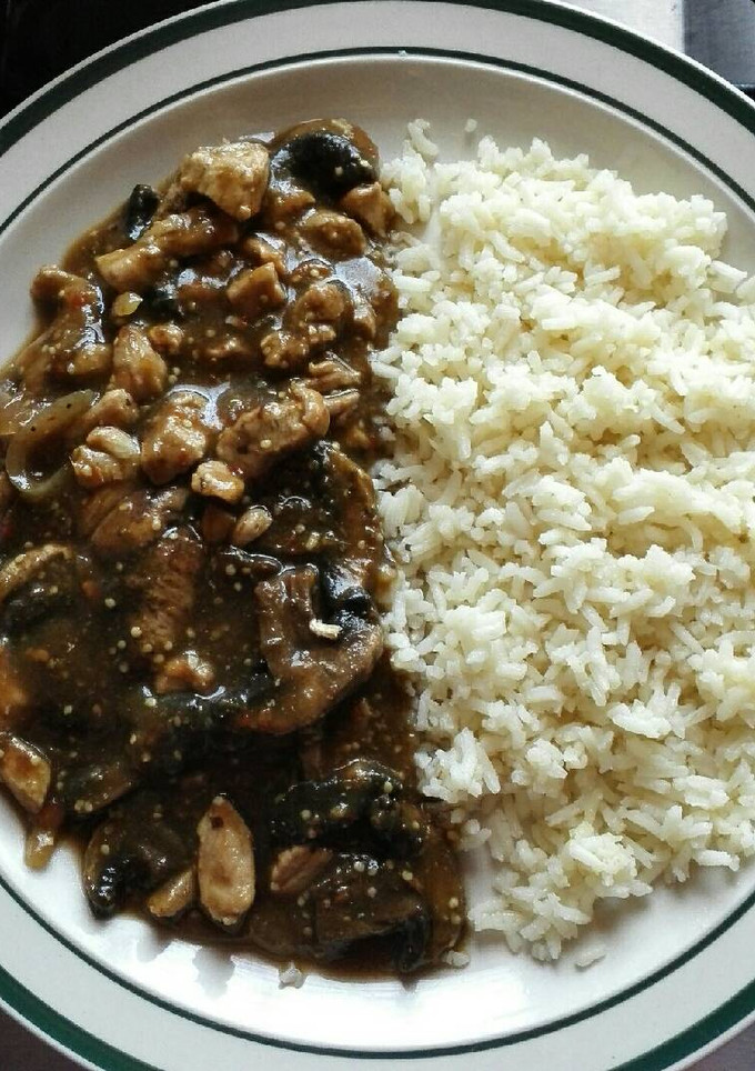 Una foto de Puerco entomatado con champiñones