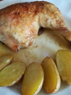 Una foto de Pollo asado al limón con patatas al horno