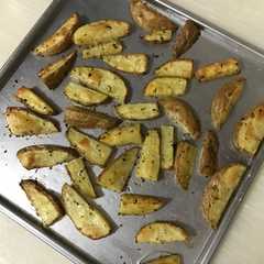 A picture of Baked potato wedges (side dish).